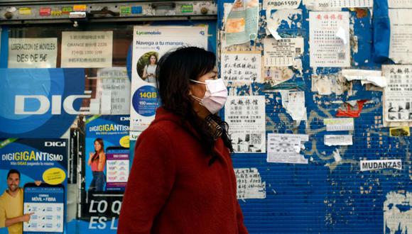 A woman wears a protective mask in light of the novel Coronavirus outbreak, in the Usera neighbourhood in Madrid, on March 10, 2020. Spain has seen a spike in the novel coronavirus cases in the last 24 hours, with 1,622 infections and 35 deaths.  / AFP / OSCAR DEL POZO

