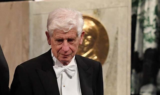 FOTO 2 | 2016: David Thouless, Duncan Haldane y Michael Kosterlitz (Reino Unido) por sus trabajos sobre los aislantes topológicos, materiales "exóticos" que podrían permitir en un futuro más o menos cercano crear ordenadores superpotentes. (Foto