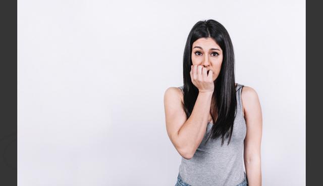 FOTO 2 | 2. Morderse las uñas
Investigadores siguieron a 1,000 niños comenzando cuando tenían cinco años. Cuando los pequeños tenían 5, 7, 8 y 11 años, los científicos preguntaron a sus padres si se mordían las uñas o se chupaban el dedo pulgar. Alrededor de un tercio de los niños mostraron uno o ambos hábitos.

Cuando los niños tenían 13 y 32 años, los investigadores realizaron pruebas de alergia. Efectivamente, el grupo que habitualmente se había mordido las uñas o se había chupado el dedo pulgar, desarrollaba menos alergias que los niños que no tenían estos hábitos.

Al mismo tiempo, uno de los autores del estudio aconsejó a los padres que no alentaran a sus hijos a morderse las uñas o chuparse el dedo.

Si bien morderse las uñas normalmente no causa daño a largo plazo, puede dañar la piel alrededor de la uña, haciéndola más susceptible a las infecciones. Mientras tanto, si la succión del pulgar continúa cuando los dientes permanentes de un niño entran, puede cambiar la alineación de la dentadura. (Foto: Freepik)