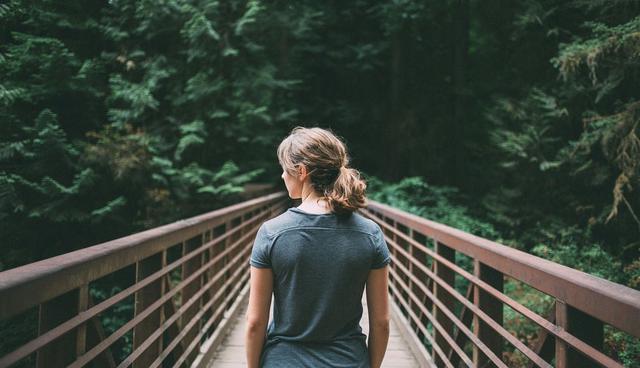 FOTO 5 | 5. Reduce la ansiedad
Habitúate a ver hacia arriba o hacia los lados, pero no hacia abajo. En el momento en que ves hacia abajo demuestras inseguridad. Cuando miras hacia arriba estás fortaleciendo tu energía, manteniéndote en línea con el optimismo y la curiosidad y manteniéndote abierto a recibir la energía de la otra persona. En términos de contacto visual, ver hacia arriba aumenta e invita a la interacción, mientras que una mirada baja deriva en miedo.

Digamos que durante una entrevista te hacen una pregunta que no sabes responder. En lugar de bajar la mirada y cortar tu energía de la otra persona, mira hacia arriba para que parezca que estás pensando de manera abierta y confiada. La experta en lenguaje corporal Anne Cuddy dio una TED Talk excelente sobre el poder de tu presencia y cómo impulsar la producción de químicos y endorfinas en tu cuerpo a través de tu sola presencia. A través de pruebas en energía muscular hemos encontrado que el contacto visual es similar en la producción de energía.

El lenguaje corporal y el contacto visual suelen pasarse por alto, pero entender el impacto de cada uno puede ayudarte a dominar el arte de la persuasión. (Foto: Pixabay)