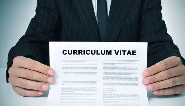 FOTO 3 | 3. No te olvides de diseñar y formatear

Al final del día, un currículum bien redactado con experiencia relevante saldrá victorioso sobre uno que sea bonito, pero ligero sobre el contenido. Sin embargo, si combina un excelente contenido con un diseño limpio y ordenado y el formato adecuado, tendrás una combinación ganadora. Aquí hay algunas cosas que debes tener en cuenta si deseas que tu currículum se vea mejor:

    Usa una fuente fácil de leer de no menos de 11 puntos.
    Agrega márgenes de al menos .7 pulgadas.
    Asegúrate de que haya suficiente espacio en blanco entre las secciones
    Mantén tu currículum en un máximo de 1-2 páginas, a menos que estés en un campo como academia o medicina y debas citar documentos y publicaciones.
    No exageres con un diseño o decoración intrincados: los toques de color están bien, pero evita cualquier conflicto o detalles visualmente cargados.