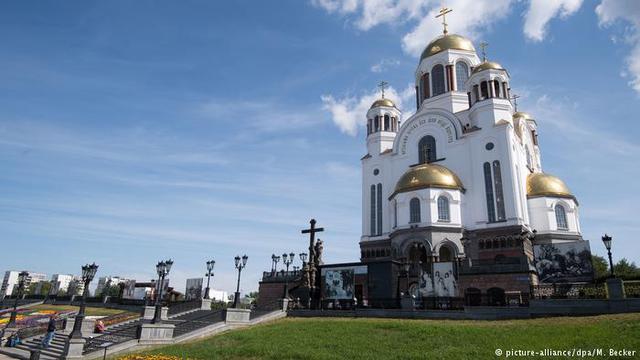Esta ciudad tiene un templo de mucha relevancia histórica: la Iglesia sobre la sangre. Se construyó en 2002, en el lugar en el que se ejecutó al zar Nicolás II y a su familia en 1918. Su Estadio Central era muy pequeño para el Mundial y, por ello, se amplió: ahora hay espacio para 35.000 espectadores debido a la construcción de una tribuna adicional con 12.000 asientos.