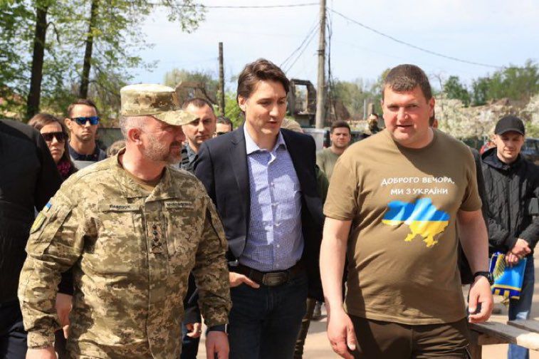 Canadian PM visits kyiv and blames Russia for dam destruction