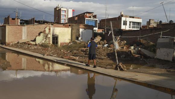 Un residente camina entre barrios y casas devastadas del distrito semi rural de Illimo en la región de Piura en el norte de Perú, el 11 de marzo de 2023, luego de fuertes lluvias provocadas por la presencia de un "ciclón desorganizado" llamado Yaku. (Foto de Jao Yamunaque / AFP)