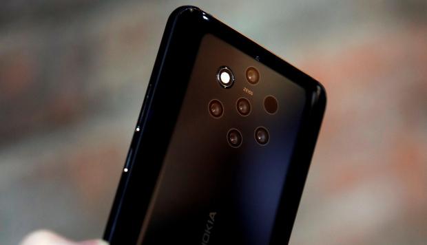Detalle del Nokia 9 Pureview, el nuevo móvil que la compañía finlandesa ha presentado hoy Domingo en un evento previo al comienzo del Congreso Mundial de Móviles. (Foto: EFE)
