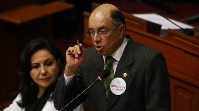 Edwin Donayre, congresista de Alianza Por el Progreso (APP), comentó: "Yo, como serrano, digo: ¿Por qué no se fijan más en la discriminación que nos hacen con los serranos? ¿Dónde está el 'choleo'? Eso es más importante que otras cosas&quot