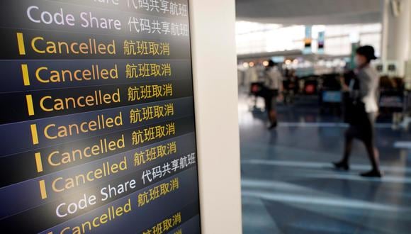 Tablero de vuelos internacionales cancelados en el aeropuerto de Haneda en Tokio, Japón, el 29 de noviembre de 2021, tras la aparición de la nueva variante ómicron del coronavirus. (EFE / EPA / FRANCK ROBICHON).