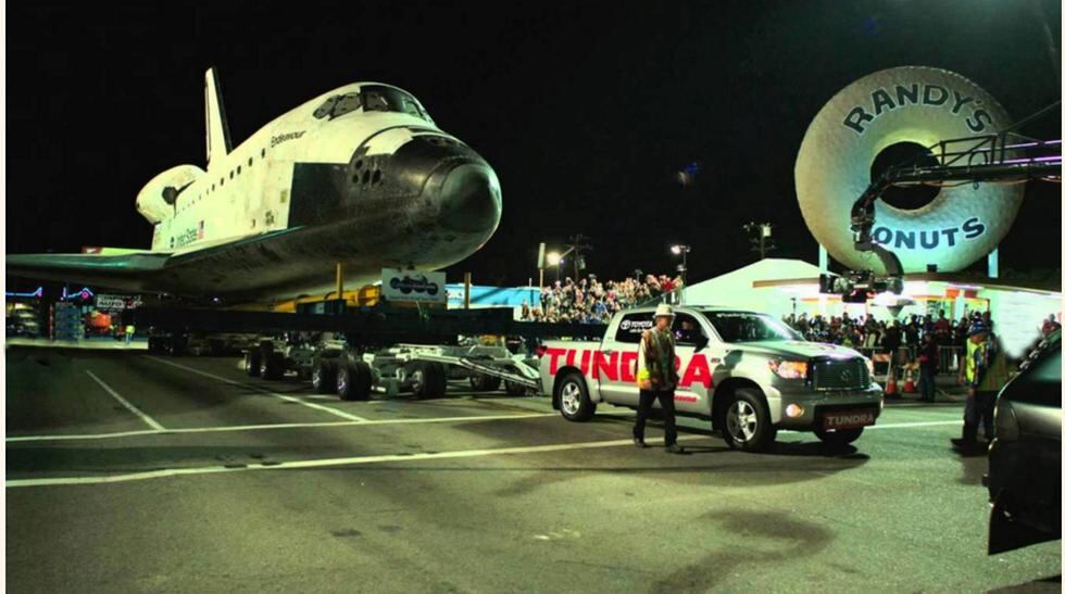 Un Endeavour por las calles de Los Ángeles A veces, basta con un Toyota Tundra y un buen remolque para transportar un gigante del tamaño del Endeavour. El de la imagen tardó tres días en recorrer los 18 kilómetros que separaban el aeropuerto de LAX del Mu
