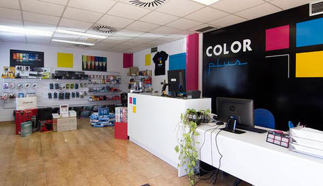 FOTO 7  | 7. Color Plus. La franquicia, que pide contar con un local desde 20 metros cuadrados, comercializa material de papelería de oficina, material escolar, suministro de consumibles de informática, cartuchos de impresora tanto originales como remanufacturados con marca propia, accesorios de informática y objetos de regalo.
En cuanto al perfil de franquiciado, lo más importante es que muestre interés en el trabajo y posea una mentalidad emprendedora. “El resto, lo trasmitimos nosotros a través de la franquicia”.
La central, que ha sellado alianzas con el Banco Santander y con La Caixa, pide sufragar la inversión, en su totalidad, con recursos propios. (Foto: Heraldo.es)
