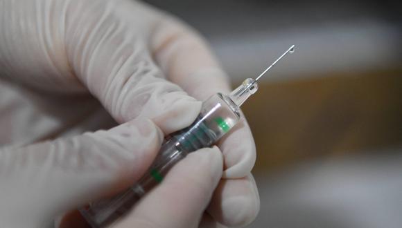 El Ministerio de Salud presentará el viernes resultado de investigación sobre aplicación de jeringas vacías en vacunación. (Foto: GREG BAKER / AFP)
