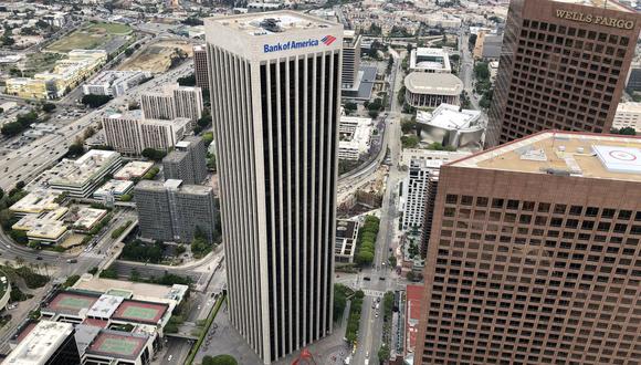 En esta foto de archivo tomada el 9 de mayo de 2019, los edificios de Bank of America y Wells Fargo en el centro de Los Ángeles. (Foto de Daniel SLIM / AFP)