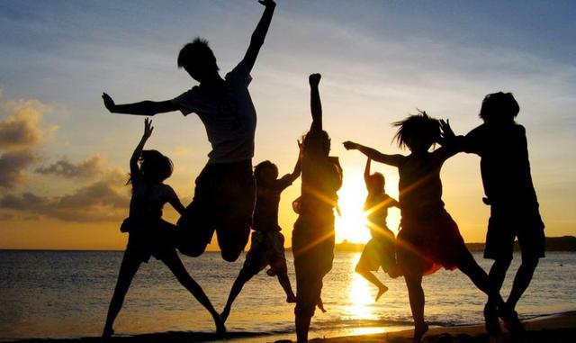 FOTO 9 | 9. Vive el momento
No podrás alcanzar todo tu potencial hasta que aprendas a vivir tu vida en el presente.

Ni toda la culpa del mundo no puede cambiar el pasado y ninguna cantidad de ansiedad puede controlar el futuro. Es imposible ser feliz si siempre estás preocupado por otras cosas, incapaz de abrazar tu realidad (mala o buena) del momento.

Se necesitan hacer dos cosas para poder vivir en el momento:

-Acepta tu pasado. Si no haces las paces con lo que has vivido, jamás te dejará y creará tu futuro.

-Acepta la incertidumbre del futuro. Las preocupaciones no tienen lugar en el aquí y el ahora. Como Mark Twain alguna vez lo dijo, “Preocuparse es pagar una deuda que no debes”.