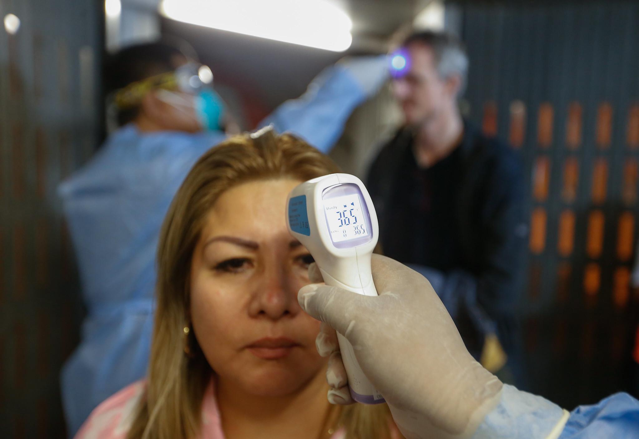 Personal de salud inició el cerco epidemiológico para realizar la toma de muestras a la familia de las contagiadas para evitar la propagación de la enfermedad en San Martín. (Foto: Minsa)