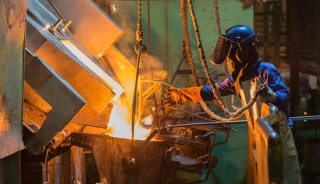 FOTO 8 | Ingeniería Metalúrgica. Los profesionales de este rubro evidenciaron una reducción del 6% de sus sueldos el año pasado. (Foto: Freepik)