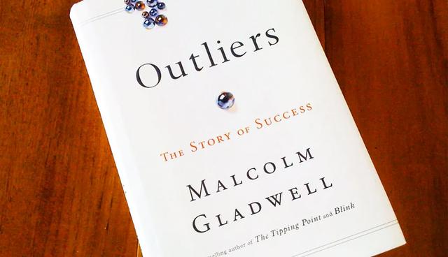 FOTO 1 | Outliers – Malcolm Gladwell. Gladwell presenta la idea de que toma 10,000 horas perfeccionar una habilidad. Además cuenta diversas historias de éxito y cómo a veces no sólo el trabajo duro, sino también un poco de suerte, pueden jugar en favor de una persona. (Foto: Austin Farewell)