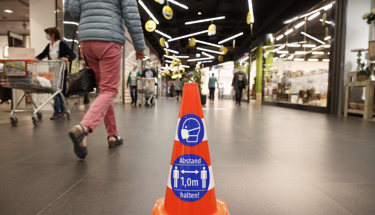 La pandemia alterará para siempre lo que visten, cómo compran y qué productos compran. AFP / APA / ERWIN SCHERIAU