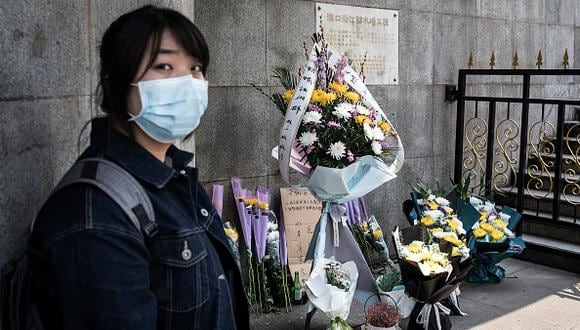 La ciudad de Wuhan, en el centro de China, elevó su cifra de fallecidos por Covid-19, la enfermedad causada por el coronavirus, en 1,290 personas. (Photo by Getty Images)