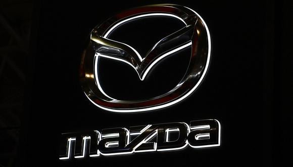 Se muestra un logotipo de Mazda durante el Salón del Automóvil de Tokio en Tokio el 12 de enero de 2020. (Foto de CHARLY TRIBALLEAU / AFP)