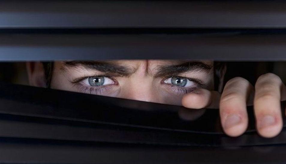 FOTO 1 | 1. Entiende el funcionamiento de Facebook Ads
Primero, necesitamos saber lo que hacemos, es decir, comprender cómo se hace un ads. La parte fundamental consiste en la segmentación. Estas son las formas de segmentación más comunes:

    Intereses. El anuncio se muestra según los gustos de los usuarios y/o conducta en redes sociales.
    Retargeting. El anuncio se muestra a las personas que han visitado una de tus páginas web.
    Interacciones. El anuncio llegará a las personas que alguna vez han interactuado con nosotros en Facebook.
    Email marketing. El anuncio se mostrará a gente de nuestra lista de emails.



Básicamente, Facebook almacena las acciones del usuario y analiza el tráfico web de una empresa para saber a quién mostrarle sus anuncios. Eso sí, esto solo es posible si tienes instalado el píxel de Facebook. Si no es así, Facebook no podrá leer tu tráfico web.