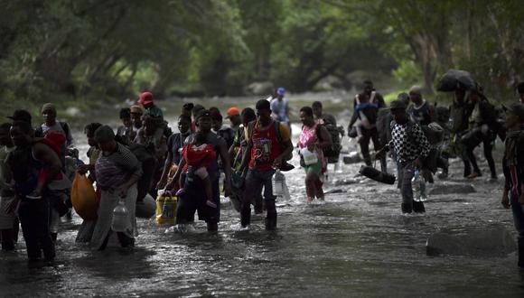 Migrantes haitianos cruzan la selva del Tapón del Darién, cerca de Acandi, departamento de Chocó, Colombia, rumbo a Panamá, el 26 de setiembre de 2021, en su camino tratando de llegar a EE.UU. (Foto de Raúl ARBOLEDA / AFP)