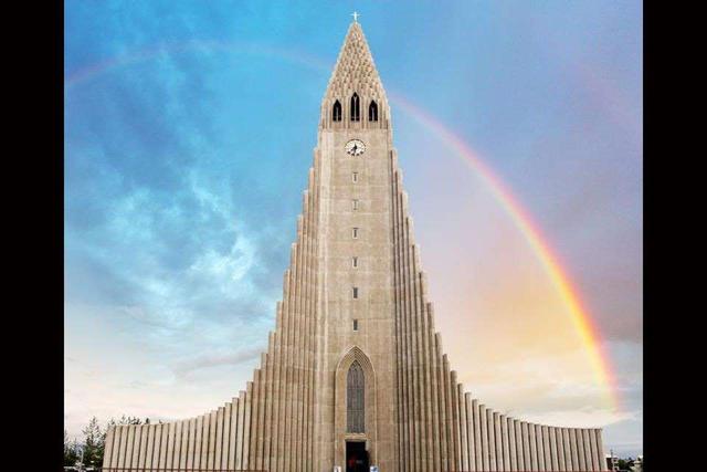 FOTO 8 | 8. La iglesia de Hallgrímu, Reikiavik. La iglesia de Hallgrímu, también conocida como Hallgrímskirkja es una iglesia de rito luterano emplazada en Reikiavik. Encargada en 1937, su construcción no se inició hasta 1945, terminándose recién en 1986. Es una iglesia con un claro estilo expresionista que destaca por su fachada e interior de tres naves y bastante sobrio.