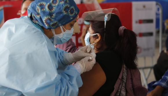 “Desde el próximo sábado comenzamos a vacunar a los de 40 años”, anuncia ministro de Salud. (Foto: Violeta Ayasta/ @photo.gec)