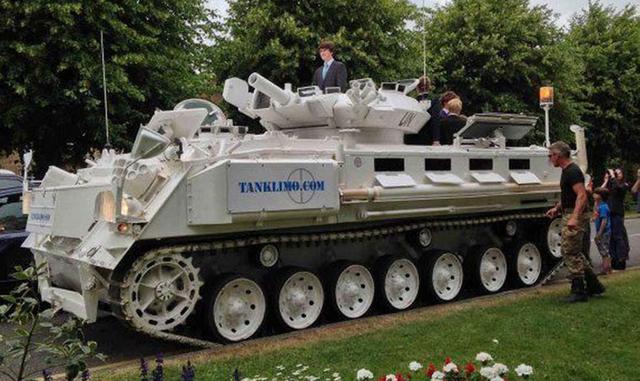 Foto 4 | Este invento también fue desarrollado por los ingeniosos ingleses. Se trata de un vehículo de transporte de personal blindado FV432, que perteneció al ejército británico. Le añadieron elementos propios de un vehículo de lujo como un bar, refriger