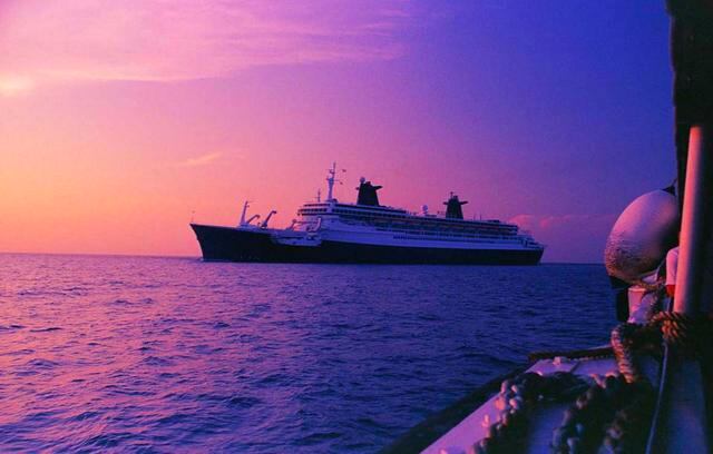 FOTO 33 | PRUEBA HACER UN CRUCERO DE REPOSICIONAMIENTO. Si deseas zarpar y eres flexible con tus fechas de viaje, considera hacer un crucero de reposicionamiento, cuando los barcos se trasladan a diferentes puertos de escala durante temporadas selectas. En estos itinerarios selectos de un solo sentido, las líneas de cruceros ofrecen tarifas con precios muy reducidos. Busca cruceros de reposicionamiento en el verano, cuando puedes embarcarte en viajes transatlánticos desde puertos populares de EE.UU., como Fort Lauderdale en Florida a Europa. En otoño, después de la temporada alta de cruceros de verano, busca los itinerarios de Alaska, ya que los barcos se trasladan al Caribe. Además de poder negociar, también puedes hacer visitas a puertos menos conocidos y aprovechar más espacio cuando hay menos vacacionistas. (Foto: Getty)