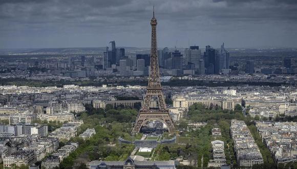 Gradas siendo colocadas en el Champ-de-Mars con la Torre Eiffel de fondo para los Juegos Olímpicos de París. (AP Foto/Aurelien Morissard) (Aurelien Morissard / Associated Press)