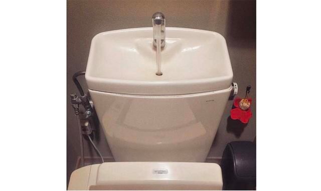 Lavamanos para ahorrar agua ubicada por encima del depósito del baño. Es un sueño para quienes cuidan el consumo del agua y la ecología. Al tanque de agua no llega el agua limpia de la tubería sino el agua que escurre ahí después de haberte lavado las man