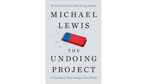 "Deshaciendo errores: Kahneman, Tversky y la amistad que nos enseñó cómo funciona la mente" de Michael Lewis. En su libro, Michael Lewis cuenta la historia de dos psicólogos israelíes, Daniel Kahneman y Amos Tversky, que crearon estudios interes