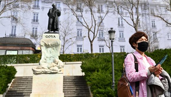 Una turista de Corea del Sur camina cerca del museo El Prado en Madrid. (AFP / GABRIEL BOUYS).