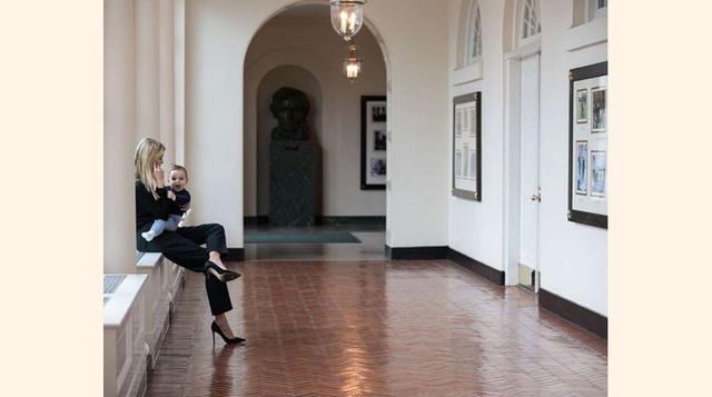 "Atendiendo una llamada en la Casa Blanca con mi asistente personal Theodore", escribió Ivanka Trump en su Instagram el pasado 7 de febrero. (Foto: msn)
