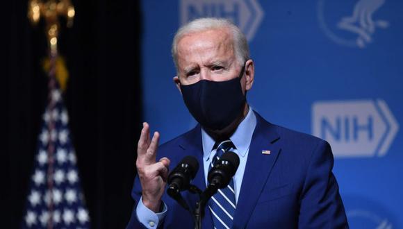 Biden anunció que Estados Unidos aseguró compromisos contractuales con Moderna y Pfizer para que entreguen 600 millones de dosis de inoculaciones para finales de julio, más de un mes antes de lo previsto inicialmente. “Nos encaminamos a tener un suministro suficiente para 300 millones de estadounidenses para finales de julio”, afirmó el mandatario. (Foto: AFP)