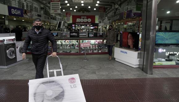 “Nadie tiene una estrategia, solo estamos viviendo el momento”, dijo el jueves por la tarde Maximiliano Martínez, gerente de una pequeña tienda de electrodomésticos en una zona comercial de Buenos Aires. (Foto: Bloomberg).