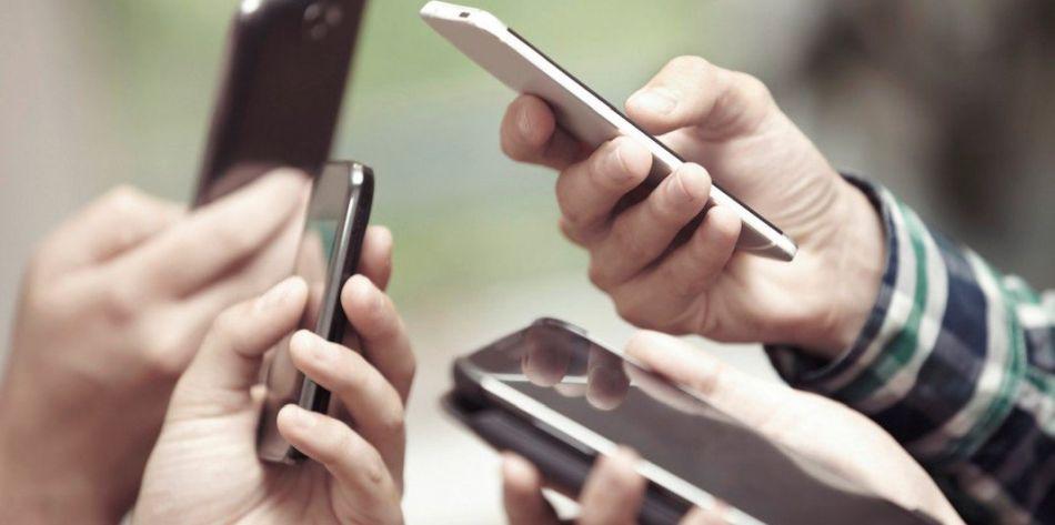 Los smartphones han democratizado el acceso a la red, expandiendo sus beneficios a casi todos los segmentos socioeconómicos. (Foto: Shutterstock)