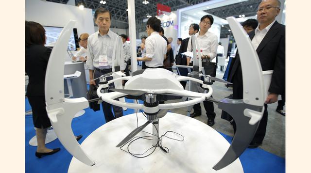 Los operadores podrían usar controles remotos inalámbricos para manipular los drones que podrían de manera simultánea transmitir imágenes o videos a dos kilómetros de distancia del controlador. (Foto: Getty)