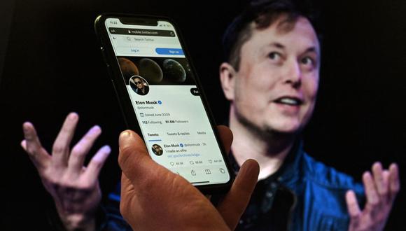 En esta ilustración de foto de archivo, la pantalla de un teléfono muestra la cuenta de Twitter de Elon Musk con una foto de él en el fondo, el 14 de abril de 2022, en Washington, DC. (Foto de Olivier DOULIERY / AFP)