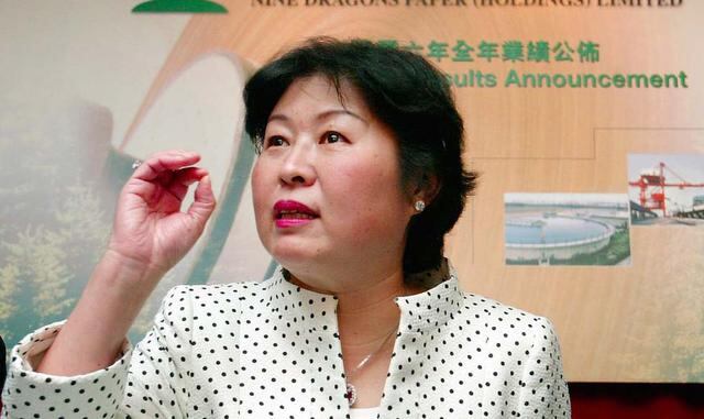 8. Zhang Yin. Es fundadora y directora de la empresa familiar Nine Dragons Paper Holdings Limited, una empresa de reciclaje que compra papel de desecho de Estados Unidos, lo importa a China y lo convierte en cartón para su uso en cajas para la exportación