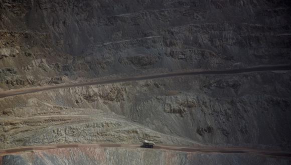 Un camión transporta minerales dentro de la mina de cobre a cielo abierto Codelco Chuquicamata cerca de Calama, Chile, el jueves 2 de agosto de 2018. Photographer: Cristobal Olivares/Bloomberg