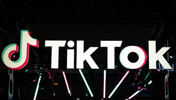 El logotipo de TikTok se muestra en el stand de la compañía durante el Tokyo Game Show en la prefectura de Chiba el 15 de septiembre de 2022. (Foto de Yuichi YAMAZAKI / AFP)