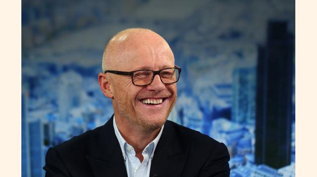 John Caudwell (US$ 2,600 millones): Use los modos alternativos de transporte. Este británico que ha hecho su fortuna en la industria de la telefonía móvil ha renunciado a conducir un coche llamativo y a mostrar su riqueza. Él disfruta caminando o montando