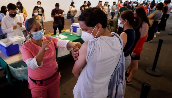 Varias personas mayores de 18 años que reciben la vacuna contra la COVID-19 en Ciudad de México (México). (Foto: EFE/José Méndez)