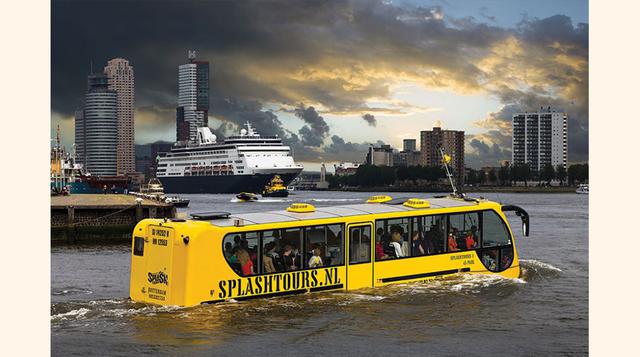 5. El Amfibus de Róterdam (Países Bajos). El Amfibus de la ciudad holandesa de Róterdam se usa para adentrarse en un canal. Este prodigio de la ingeniería fue pensado para seguir ofreciendo transporte aunque se desbordasen los canales. Se utiliza como aut