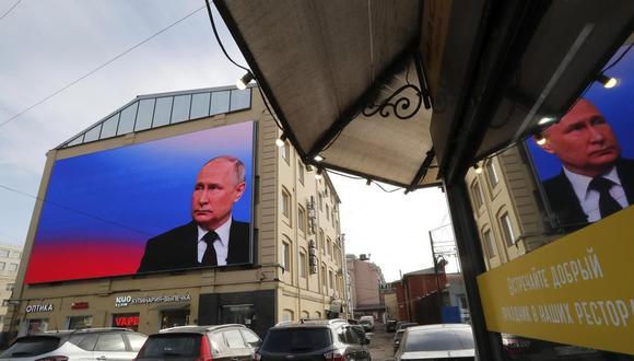Carteles electorales de Vlamidir Putin en San Petersburgo. / EFE