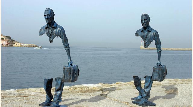 Les voyageurs (Marsella). Bruno Catalano matiza el puerto de Marsella con esta serie de esculturas surrealistas inteligibles que, por un lado, transmiten el carácter emigrante de este enclave marítimo y, por el otro, la fragilidad del ser humano ante los 