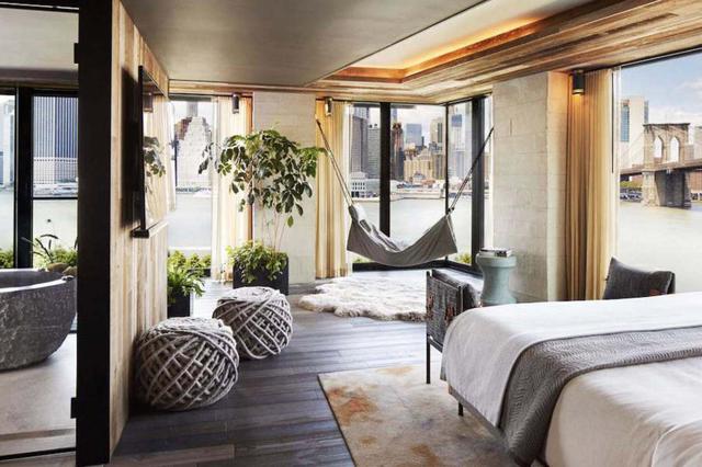 FOTO 22 | 1 Brooklyn Bridge, Nueva York
Si la calidad de un hotel la marca la sensación de pertenencia al lugar en el que se encuentran, este se lleva un diez. Sabe, huele, suena, es Brooklyn. Y como buen brooklynita es eco-friendly. Funciona con energía eólica, los muebles son de reciclaje y recupera el agua de lluvia para regar el vecino Brooklyn Park. Su principal reclamo son las vistas, pero nos interesan aún más sus espacios sociales, pensados precisamente para eso: para conectar. LO + HOT confirma que los hoteles urbanos pueden (y deben) ser tan sostenibles como una granja rural. Aquí fotografiamos a Helena Christensen para nuestra portada de junio.