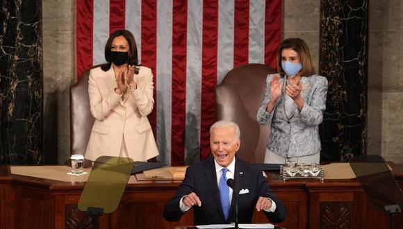 El presidente de Estados Unidos, Joe Biden, habla en una sesión conjunta del Congreso mientras la vicepresidenta Kamala Harris (izq.) y la presidenta de la Cámara de Representantes, Nancy Pelosi, están detrás de él en el Capitolio. (EFE / EPA / Doug Mills).