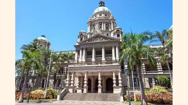 Durban pertenece a la provincia de KwaZulu – Natal, es la tercera ciudad más poblada de Sudáfrica y posee el puerto más importante del continente africano. Esta ciudad cosmopolita es muy turística y frecuentada por los que buscan pasar unos días de playa 