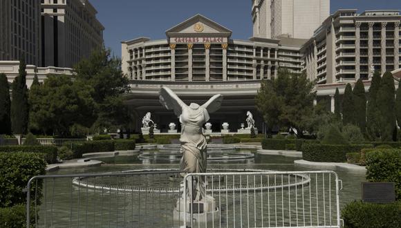 A barrier blocks the fountains in front of Caesars Palace Hotel and Casino along the Las Vegas Strip amid the novel coronavirus pandemic on May 8, 2020 in Las Vegas, Nevada. - In the absence of bustling crowds of drunken revelers, packed poker tables and overzealous club promoters, the slogan "what happens in Vegas stays in Vegas" has never felt more redundant. Last year, May was Las Vegas's second-busiest month, drawing nearly 3.7 million visitors. Now, the sidewalks lie empty under the scorching sun, except for idle security guards, and a handful of vagrants and bewildered-looking tourists. (Photo by Bridget BENNETT / AFP)